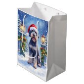 Giant Schnauzer Snowy Iron Fence Santa Christmas Mittlere Geschenktüte (Vorderseite Schrägansicht)