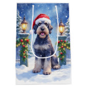 Giant Schnauzer Snowy Iron Fence Santa Christmas Mittlere Geschenktüte (Rückseite)