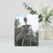 Giant Skeleton Halloween Postcard Postkarte (Stehend Vorderseite)