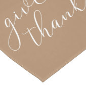 Gib Dankeschön White Script auf Brown Erntedank Mittelgroßer Tischläufer (Ecke)