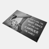 Gib dem Mädchen die richtigen Schuhe, erobere die  Fußmatte (Schrägansicht)