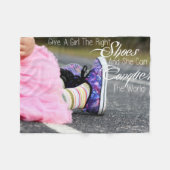 Gib einem Mädchen die richtigen Schuhe Fleecedecke (Vorderseite (Horizontal))