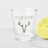 Gib mir Whiskey und nimm mir die Jagd. Schnapsglas (Vorderseite)