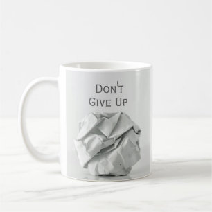 Gib nicht die zerknitterte Tasse auf