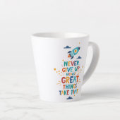 Gib nie auf, weil großartige Dinge Zeit brauchen Milchtasse (Rechte Ecke)