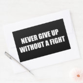 Gib niemals kampflos auf rechteckiger aufkleber (Umschlag)
