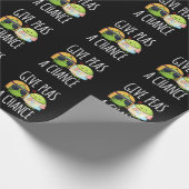 Gib Peas a Chance Funny Hippie Peas Pun Dark BG Geschenkpapier (Ecke)