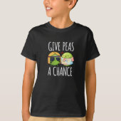 Gib Peas a Chance Funny Hippie Peas Pun Dark BG T-Shirt (Vorderseite)
