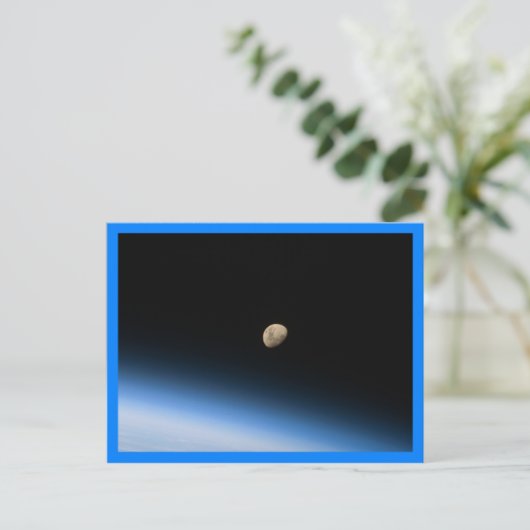 Gibbous Moon aus Orbit Blue Border Postkarte (Stehend Vorderseite)