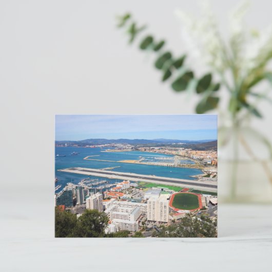 Gibraltar City and Airport Runway Postkarte (Stehend Vorderseite)
