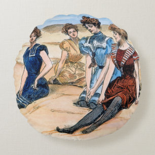 Gibson-Mädchen auf dem Strand, 1900 Rundes Kissen