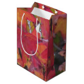 Gift Bag - Fall Leaves Mittlere Geschenktüte (Rückseite Schrägansicht)