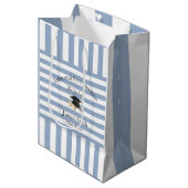 Gift Bags Blue White Stripe Graduation 2026 Mittlere Geschenktüte (Vorderseite Schrägansicht)