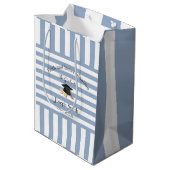 Gift Bags Blue White Stripe Graduation 2026 Mittlere Geschenktüte (Rückseite Schrägansicht)