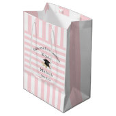 Gift Bags Pink White Stripe Graduation 2026 Mittlere Geschenktüte (Vorderseite Schrägansicht)