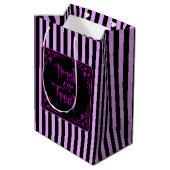 Gift Lila Trick oder Behandlung Mittlere Geschenktüte (Rückseite Schrägansicht)