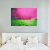 Giftige Grünlandschaft und lila Wolken Leinwanddruck
