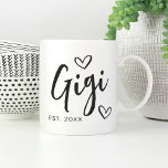 Gigi Jahr gegründete Oma Kaffeetasse<br><div class="desc">Mit diesem einfachen Design,  das "Gigi" in handgezeichneten Schriftzeichen mit Herz-Akzent enthält,  schaffen Sie einen süßen Sake für Oma. Personalisieren Sie mit dem Jahr,  in dem sie eine Großmutter für einen niedlichen Muttertag oder eine Schwangerschaftsankündigung geworden ist.</div>