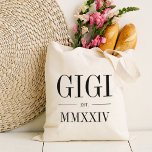 Gigi Roman Numeral Year etabliert Tragetasche<br><div class="desc">Diese minimalistische Totentasche,  die eine schicke Oma feiert,  zeichnet sich durch eine minimalistische Tasche aus,  die "Gigi" oder Ihre Wahl von Oma-Spitznamen in schwarzen Serifenschrift auszeichnet. Mit dem Jahr,  in dem sie zu einer Großmutter wurde,  in eleganten römischen Ziffern für eine schicke Touch.</div>