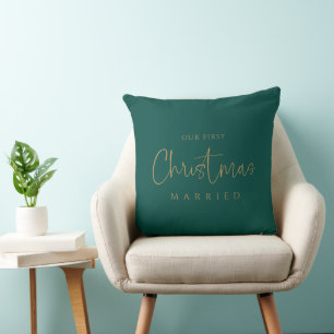 Gilded Bliss: Erste Weihnachten Verheiratet Person Kissen
