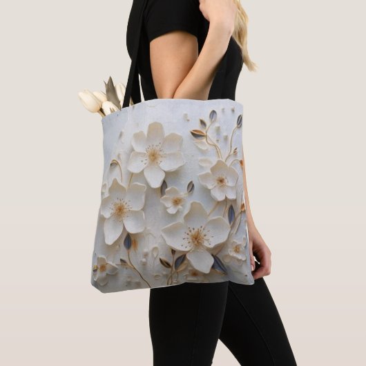 Gilded Blooms: Weiße Tasche mit elegantem Blumenge (Von Nahem)