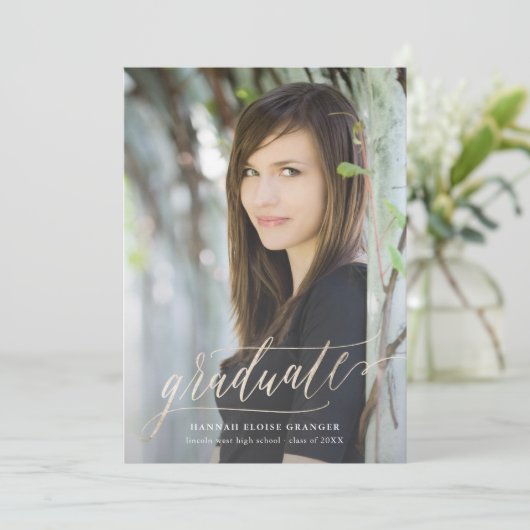 Gilded Grad Gold Script in Imitate Foil Abschluss Einladung (Stehend Vorderseite)