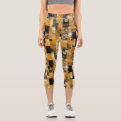 Gilded Patchwork: Luxuriöse geometrische Muster Capri Leggings (Vorderseite)