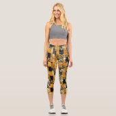 Gilded Patchwork: Luxuriöse geometrische Muster Capri Leggings (Vorderseite)