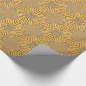 Gilded Zephyr: Eleganz in Golden Yellow & Chrome Geschenkpapier (Ecke)