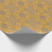 Gilded Zephyr: Eleganz in Golden Yellow & Chrome Geschenkpapier (Ecke)