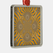 Gilded Zephyr: Eleganz in Golden Yellow & Chrome Silbernes Ornament (Rechts)