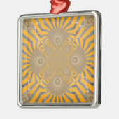Gilded Zephyr: Eleganz in Golden Yellow & Chrome Silbernes Ornament (Links)