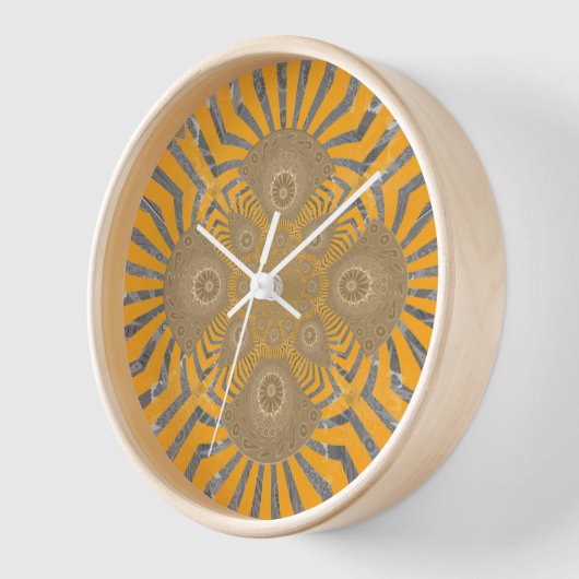 Gilded Zephyr: Eleganz in Golden Yellow & Chrome Wanduhr (Winkel)
