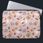 Gilmore Girls | Luke's Diner Coffee Pattern Laptopschutzhülle<br><div class="desc">Feiern Sie Ihre Liebe für gemütliche Kleinstadtvibes mit dieser illustrierten Grafik mit einem bezaubernden Kaffeemuster, das von Luke's Diner inspiriert wird. Dieses Design ist perfekt für Liebhaber des berühmten Restaurants geeignet und zeigt Kaffeetassen, spielerische Kaffeebohnen und das bekannte Logo des beliebten Restaurants. Ob Sie ein Kaffeefan sind oder einfach nur...</div>