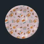 Gilmore Girls | Luke's Diner Coffee Pattern Pappteller<br><div class="desc">Feiern Sie Ihre Liebe für gemütliche Kleinstadtvibes mit dieser illustrierten Grafik mit einem bezaubernden Kaffeemuster, das von Luke's Diner inspiriert wird. Dieses Design ist perfekt für Liebhaber des berühmten Restaurants geeignet und zeigt Kaffeetassen, spielerische Kaffeebohnen und das bekannte Logo des beliebten Restaurants. Ob Sie ein Kaffeefan sind oder einfach nur...</div>