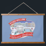 Gilmore Girls | Stars Hollow Winter Festival Wandteppich Mit Holzrahmen<br><div class="desc">Feiern Sie das Winterwunderland von Stars Hollow mit diesem bezaubernden Winterfestival-Design. Dieses Kunstwerk mit schneebedeckten Gebäude,  funkelnden Lichtern und festlichen Dekorationen erweckt die Wärme und den Gemeinschaftsgeist der Urlaubssaison.</div>