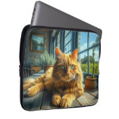 Ginger Cat Lounges on a Table By a Window Laptopschutzhülle (Vorne Rechts)
