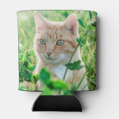 Ginger Cat with Green Eyes in Grass Dosenkühler (Rückseite)