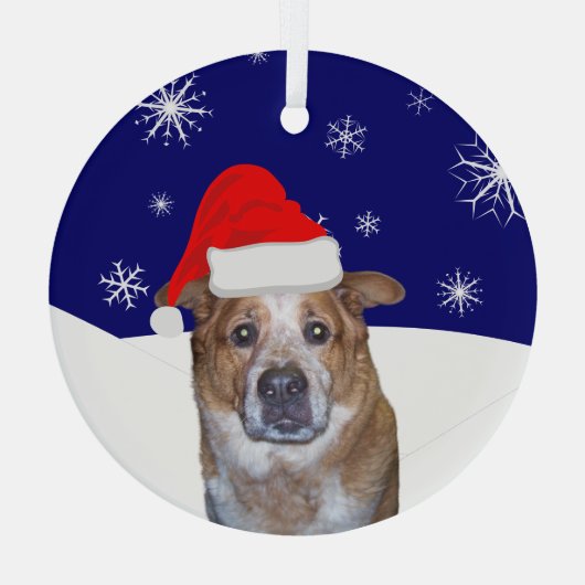 Ginger Dog in Weihnachtsmannmütze mit Snowy Hills Ornament Aus Glas (Rückseite)