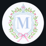 Ginger Jar & Christmas Berries Monogram Runder Aufkleber<br><div class="desc">Dieser Aufkleber hat ein präliges,  großtausendjähriges Design mit einem Weihnachtsgeschenk mit einem Chinoiserie Ingwer,  umgeben von Beeren. Sie können mit Ihrem ersten personalisieren.</div>