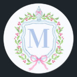 Ginger Jar & Christmas Berries Monogram Runder Aufkleber<br><div class="desc">Dieser Aufkleber hat ein präliges,  großtausendjähriges Design mit einem Weihnachtsgeschenk mit einem Chinoiserie Ingwer,  umgeben von Beeren. Sie können mit Ihrem ersten personalisieren.</div>