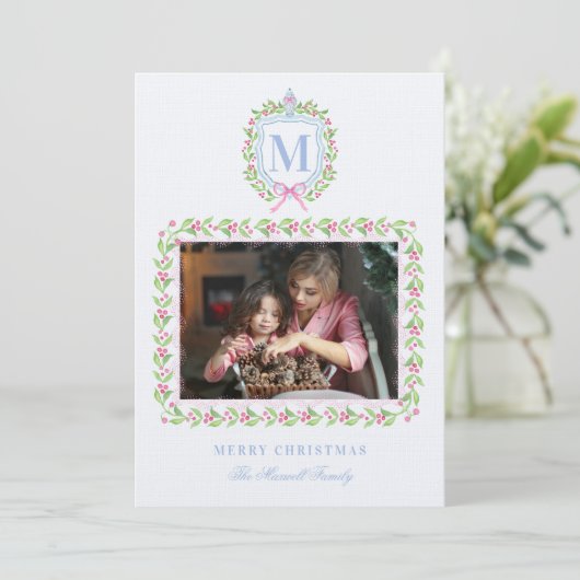 Ginger Jar & Christmas Berries Wappen Monogram Einladung (Stehend Vorderseite)