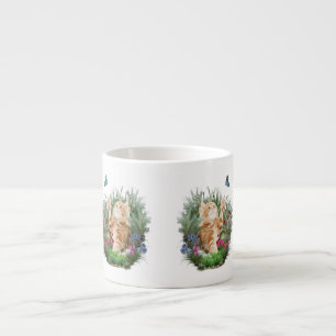 Ginger Kätzchen spielt mit Schmetterling Espressotasse