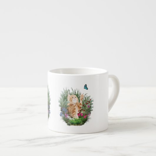 Ginger Kätzchen spielt mit Schmetterling Espressotasse (Vorderseite Rechts)