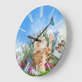 Ginger Kätzchen spielt mit Schmetterling Große Wanduhr (Winkel)