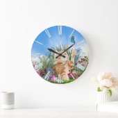 Ginger Kätzchen spielt mit Schmetterling Große Wanduhr (Zuhause)