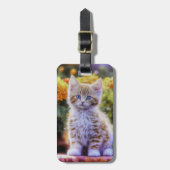 Ginger Kitten im Blumengarten Gepäckanhänger (Vorderseite vertikal)