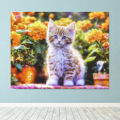 Ginger Kitten im Blumengarten Leinwanddruck (Insitu (Holzboden))