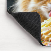 Ginger Kitten mit einem Geburtstagskuchen Mousepad (Ecke)