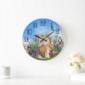 Ginger kitten playing with a butterfly große wanduhr (Zuhause)